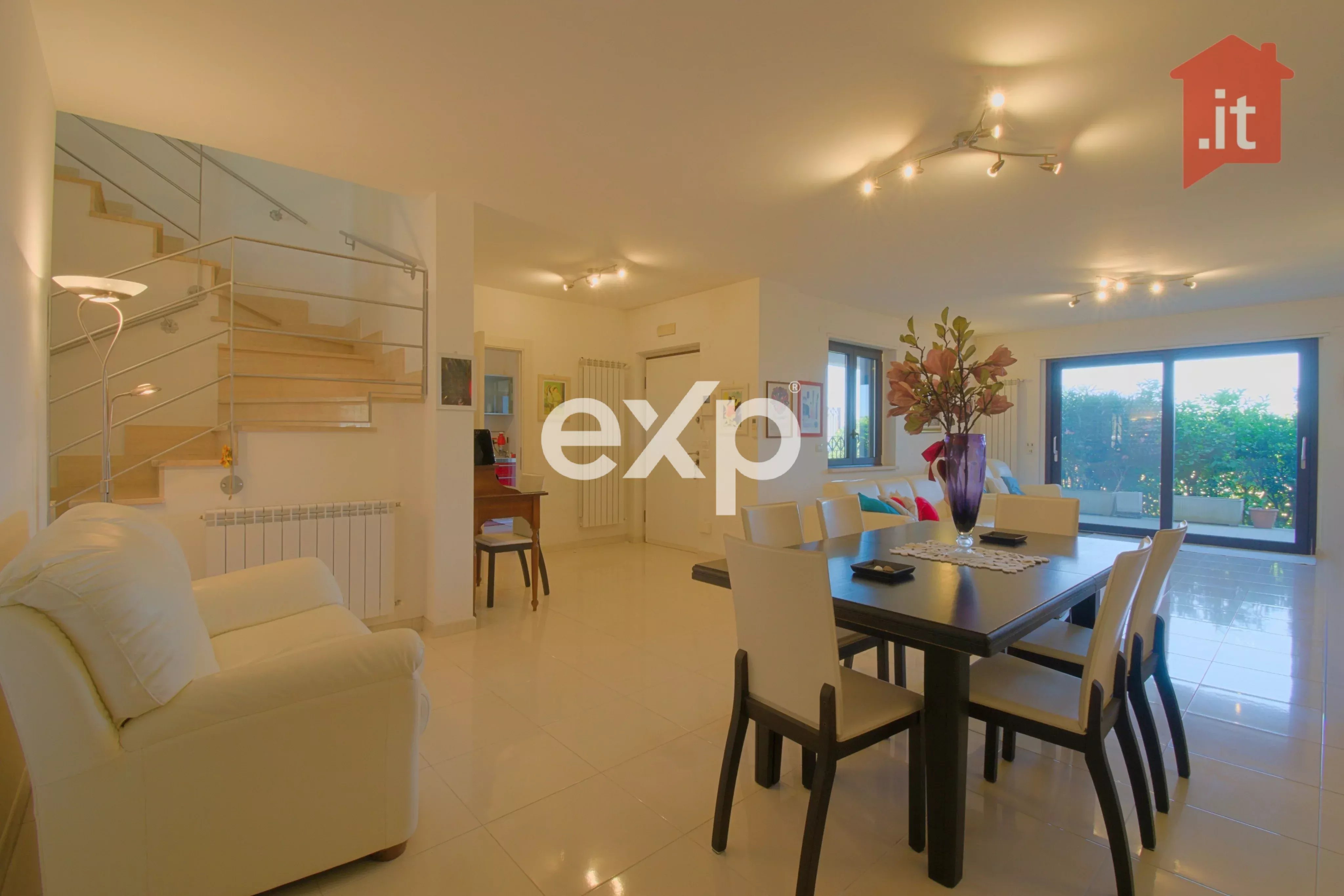Elegante porzione di villa a schiera sulla collina di Montevecchio