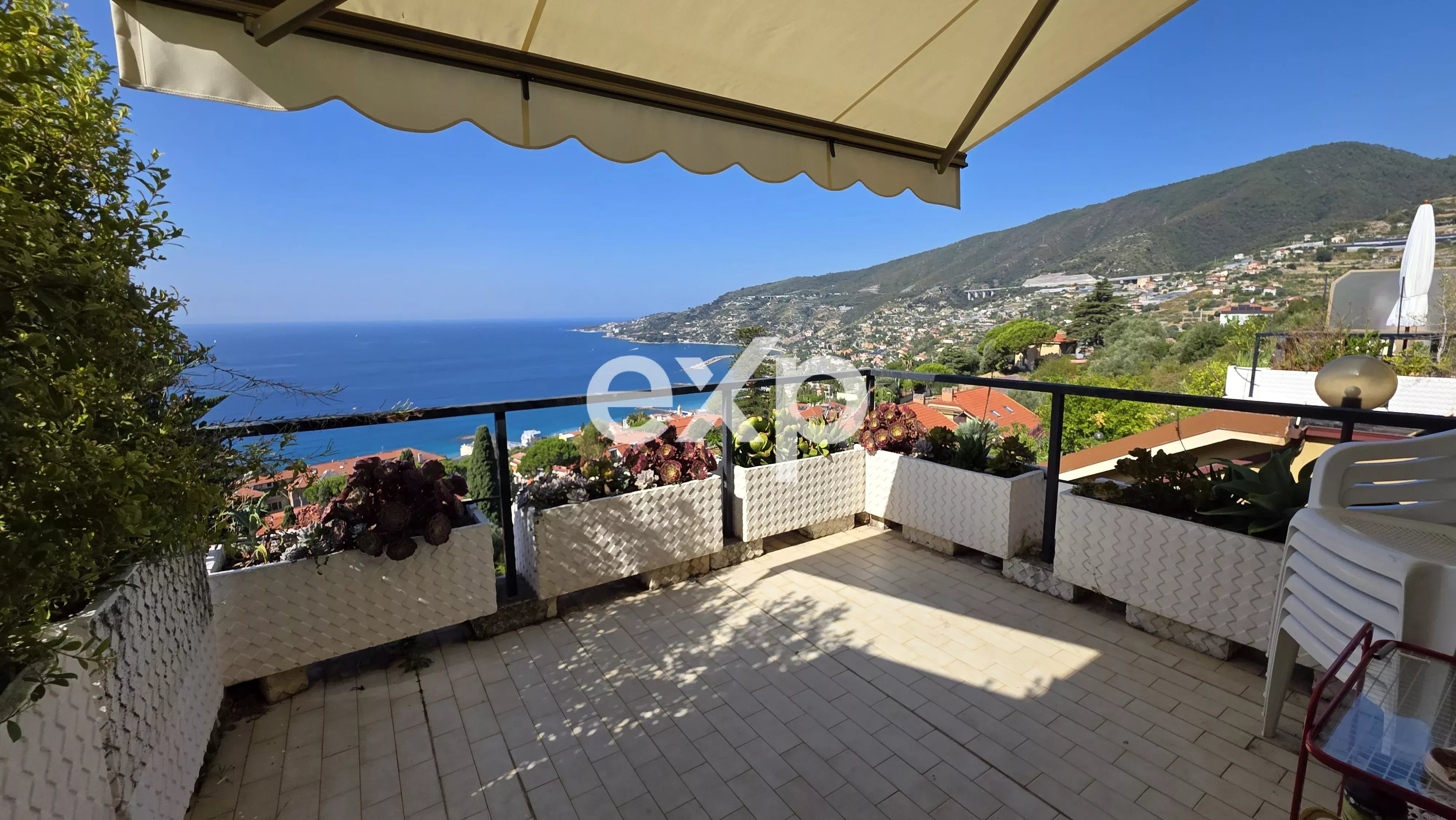 Ospedaletti — Appartamento vista mare su due livelli, piscina condominiale e box auto