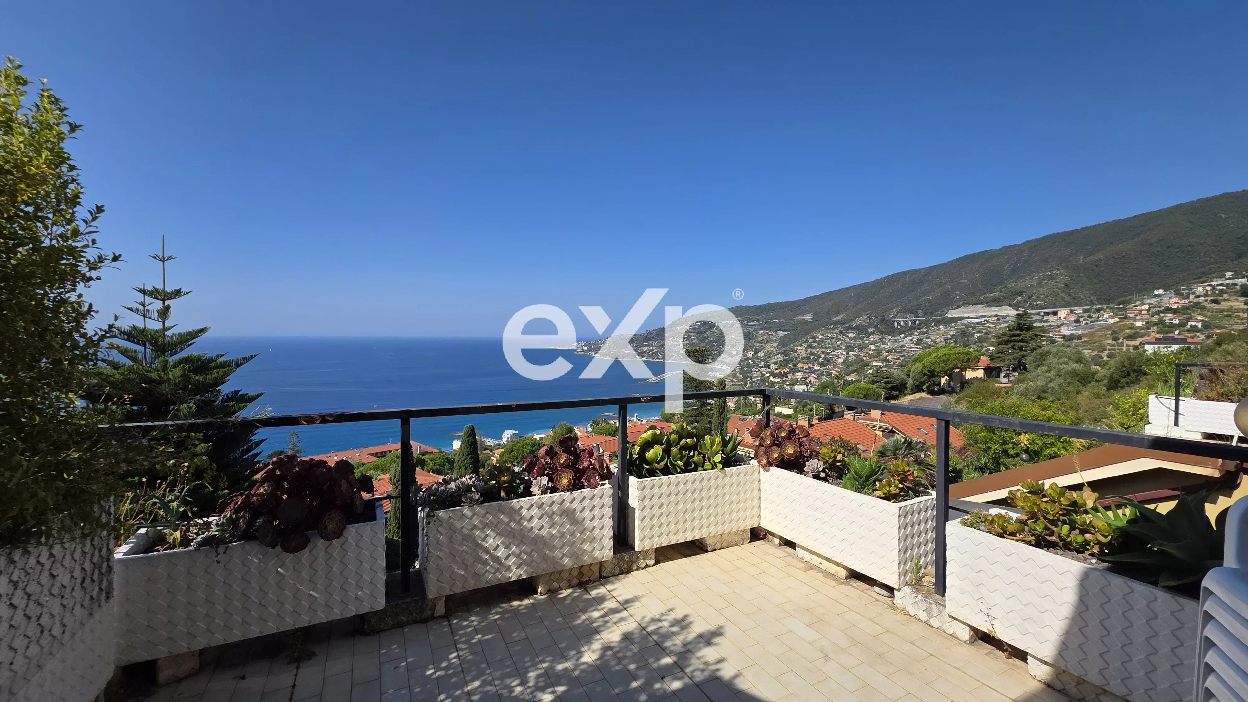 Ospedaletti — Appartamento vista mare su due livelli, piscina condominiale e box auto