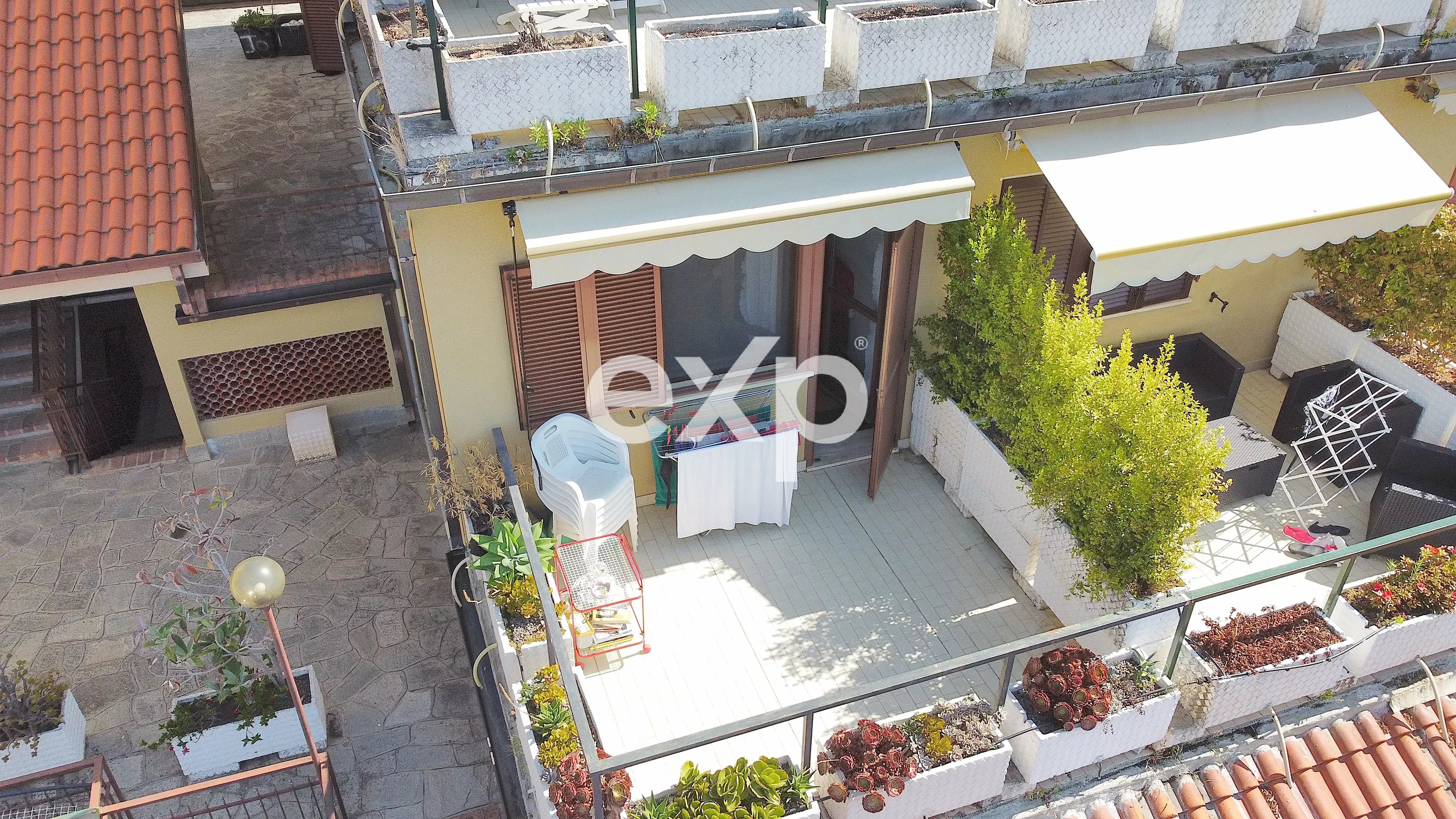 Ospedaletti — Appartamento vista mare su due livelli, piscina condominiale e box auto