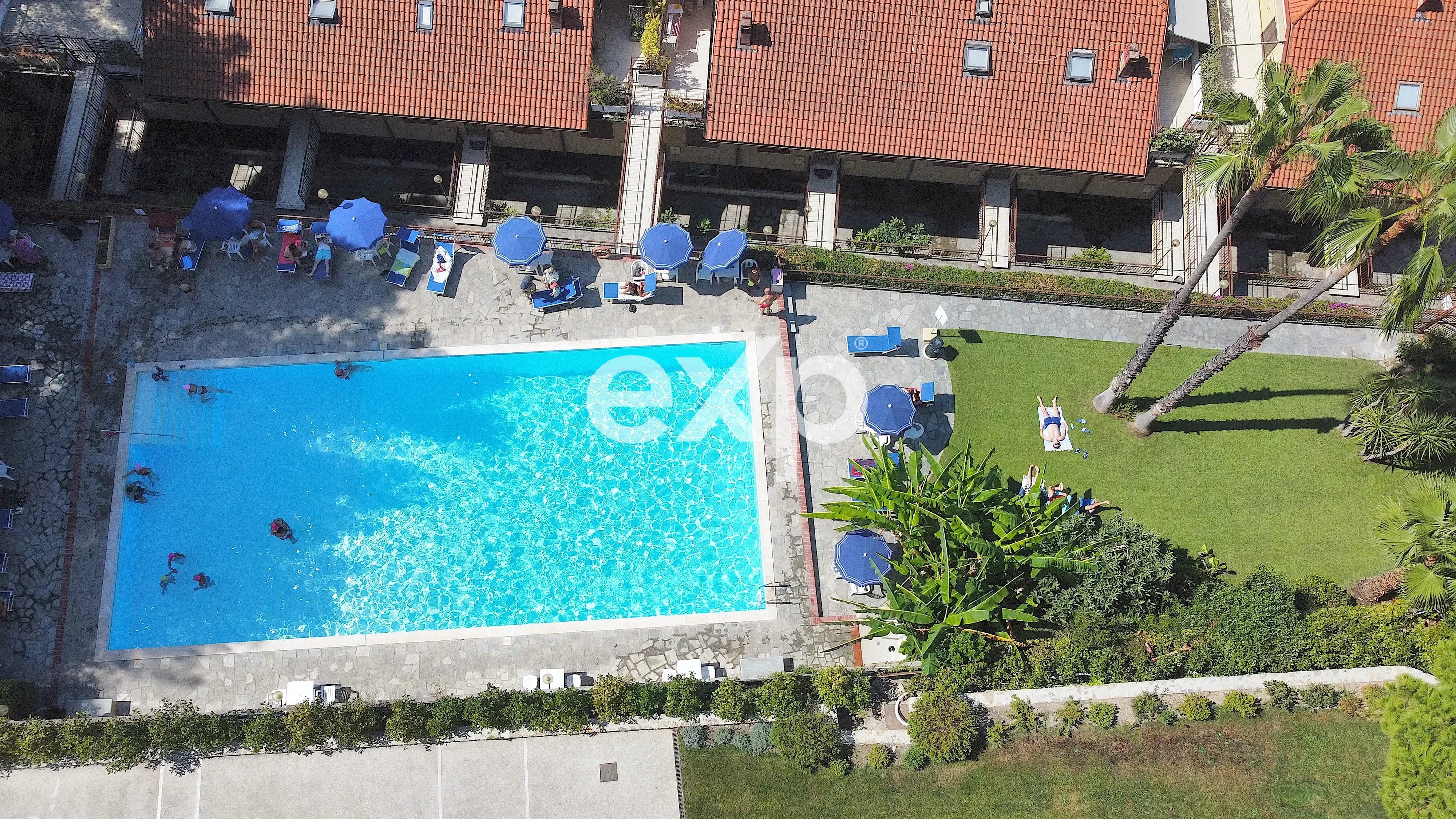 Ospedaletti — Appartamento vista mare su due livelli, piscina condominiale e box auto