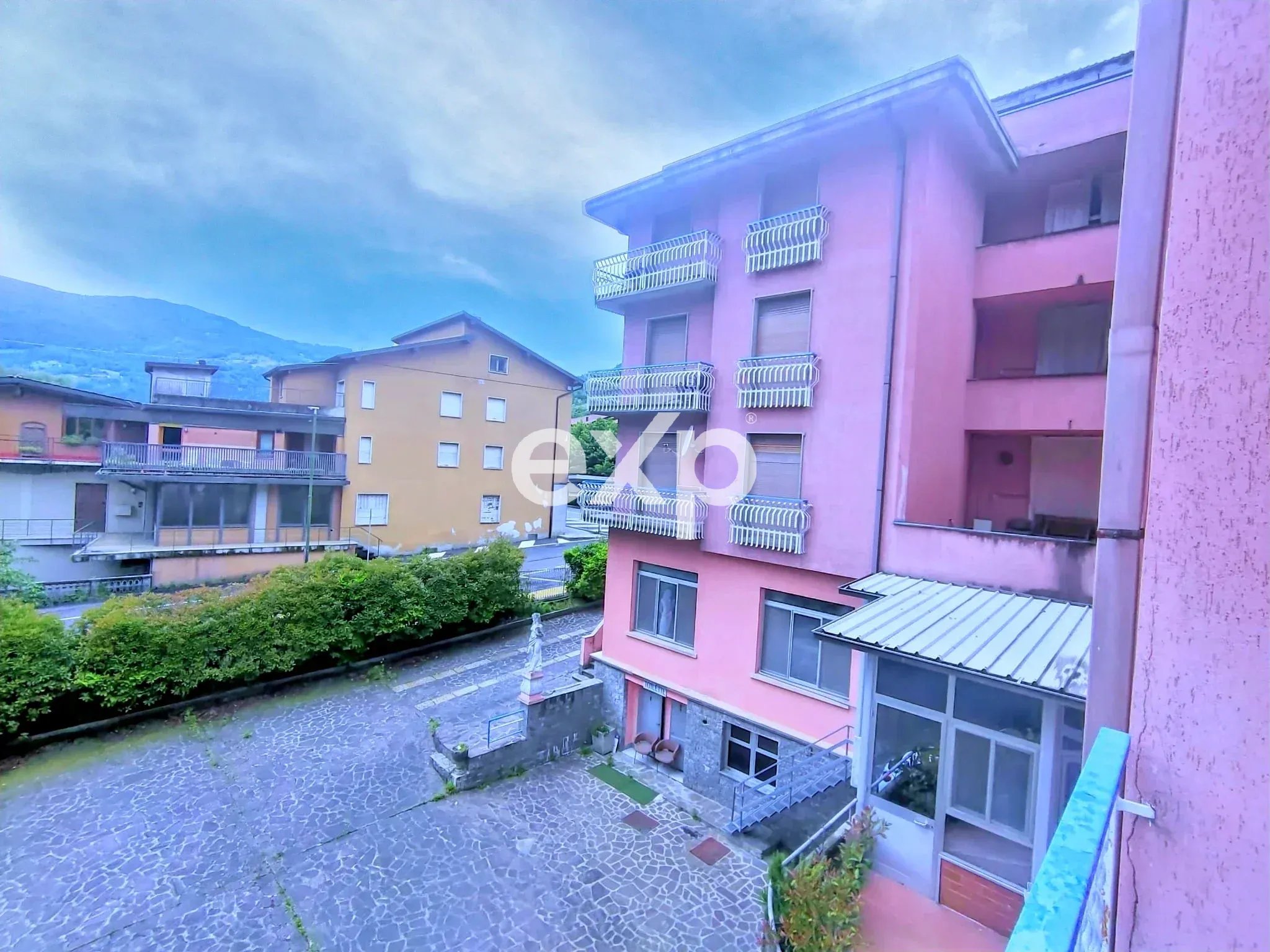 Negozio / Locale commerciale in vendita a Spinone al Lago, 2940 m²
