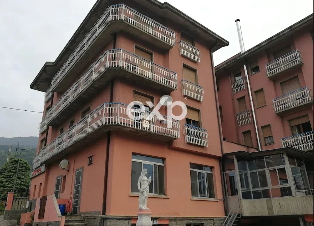 Negozio / Locale commerciale in vendita a Spinone al Lago, 2940 m²