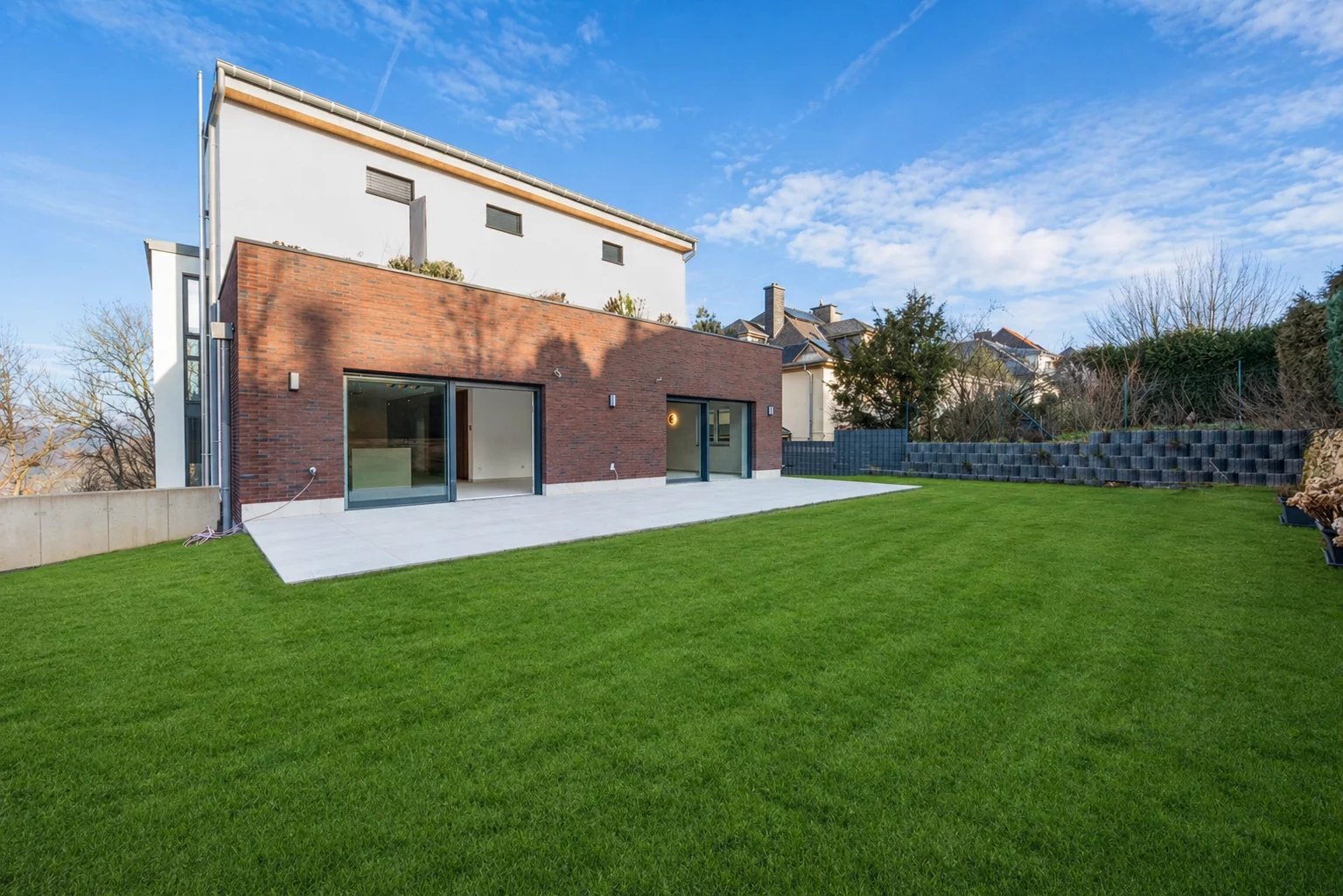 LIVE LIKE IN A HOUSE! 3