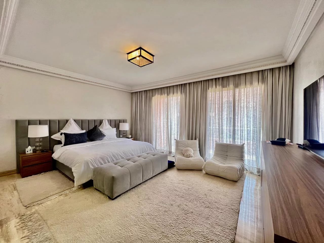 Appartement Guéliz élégant avec terrasse et cheminée, au cœur de Marrakech moderne