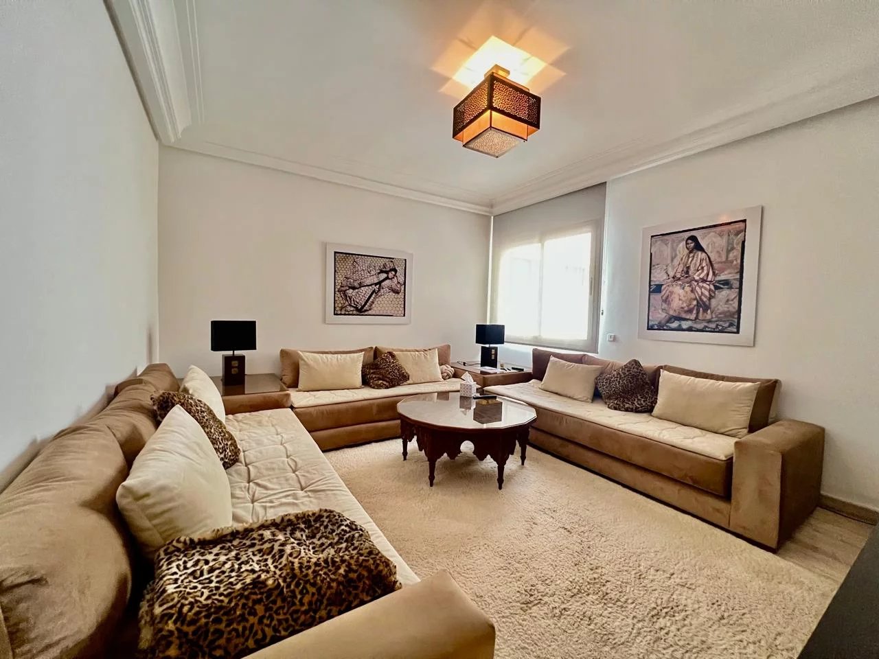 Appartement Guéliz élégant avec terrasse et cheminée, au cœur de Marrakech moderne