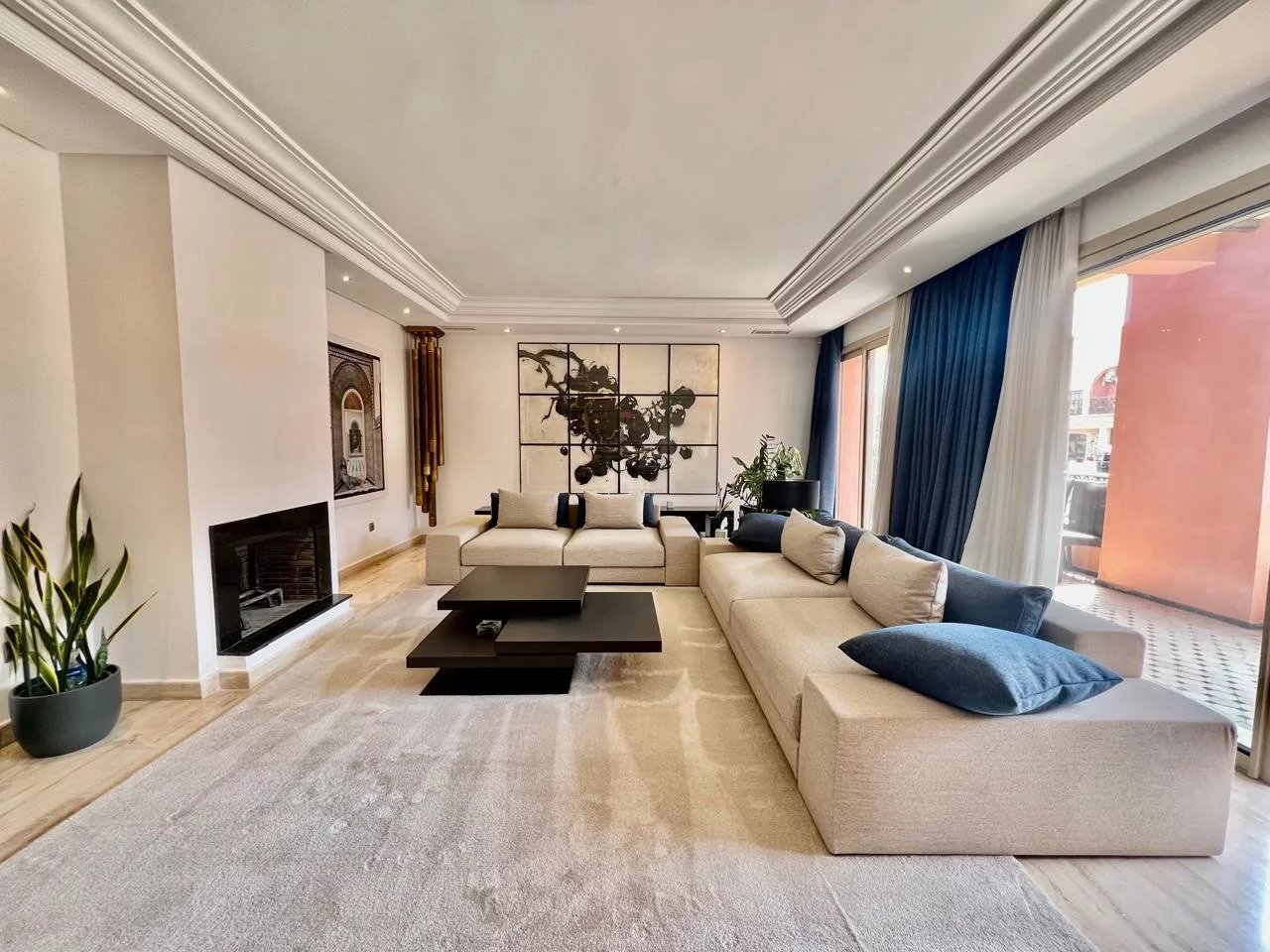 Appartement Guéliz élégant avec terrasse et cheminée, au cœur de Marrakech moderne