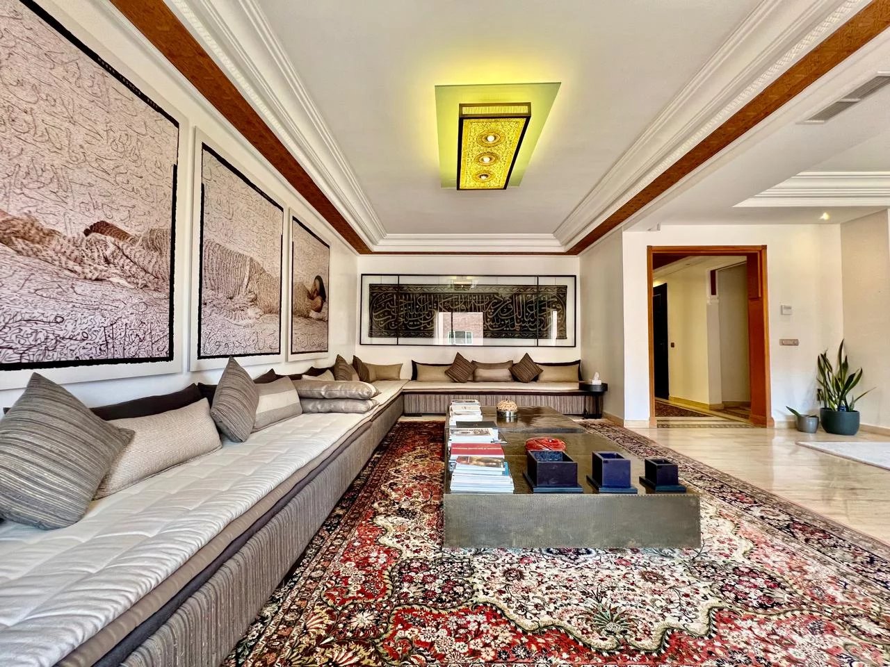 Appartement Guéliz élégant avec terrasse et cheminée, au cœur de Marrakech moderne