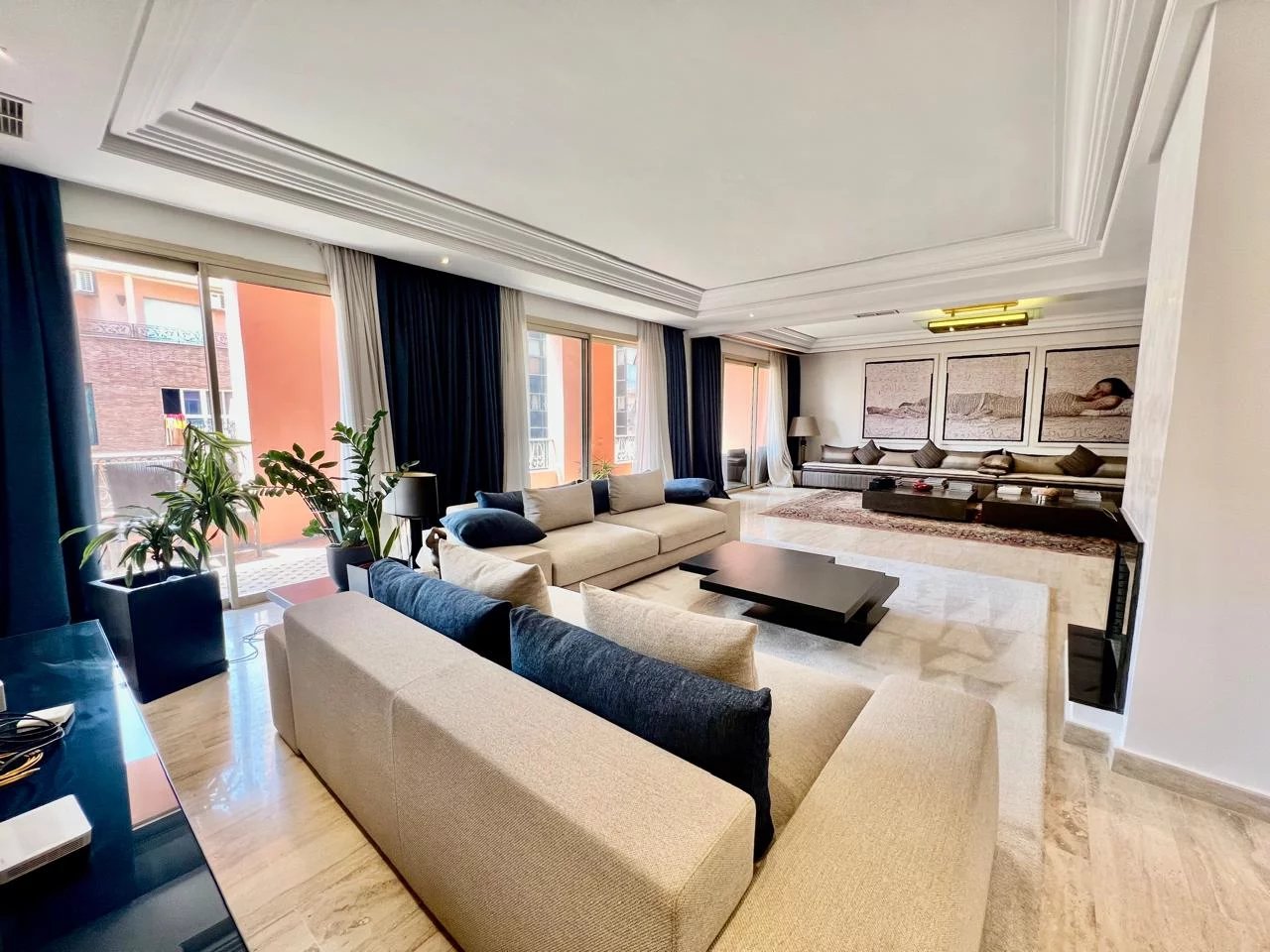 Appartement Guéliz élégant avec terrasse et cheminée, au cœur de Marrakech moderne