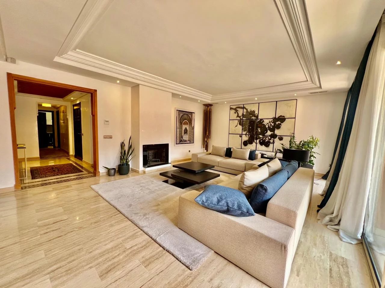Appartement Guéliz élégant avec terrasse et cheminée, au cœur de Marrakech moderne