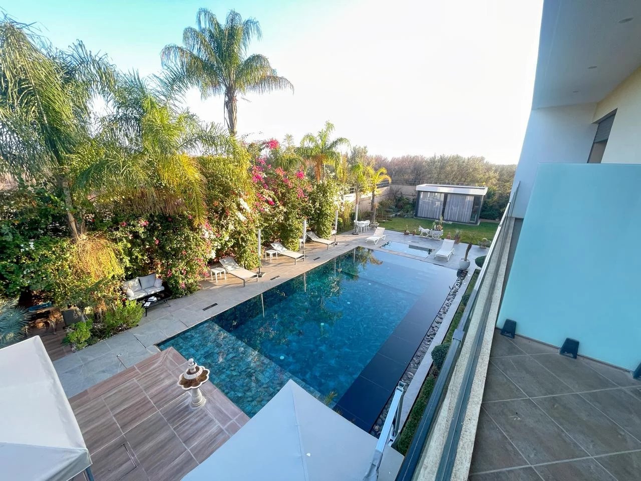 Villa élégante avec piscine à débordement et vue sur l'Atlas, à 30 minutes de Marrakech