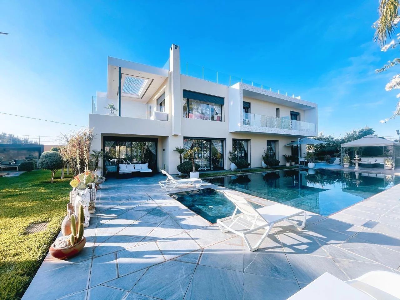 Villa élégante avec piscine à débordement et vue sur l'Atlas, à 30 minutes de Marrakech