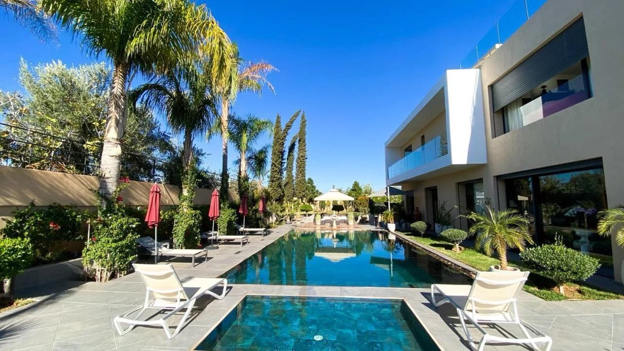 Villa élégante avec piscine à débordement et vue sur l'Atlas, à 30 minutes de Marrakech