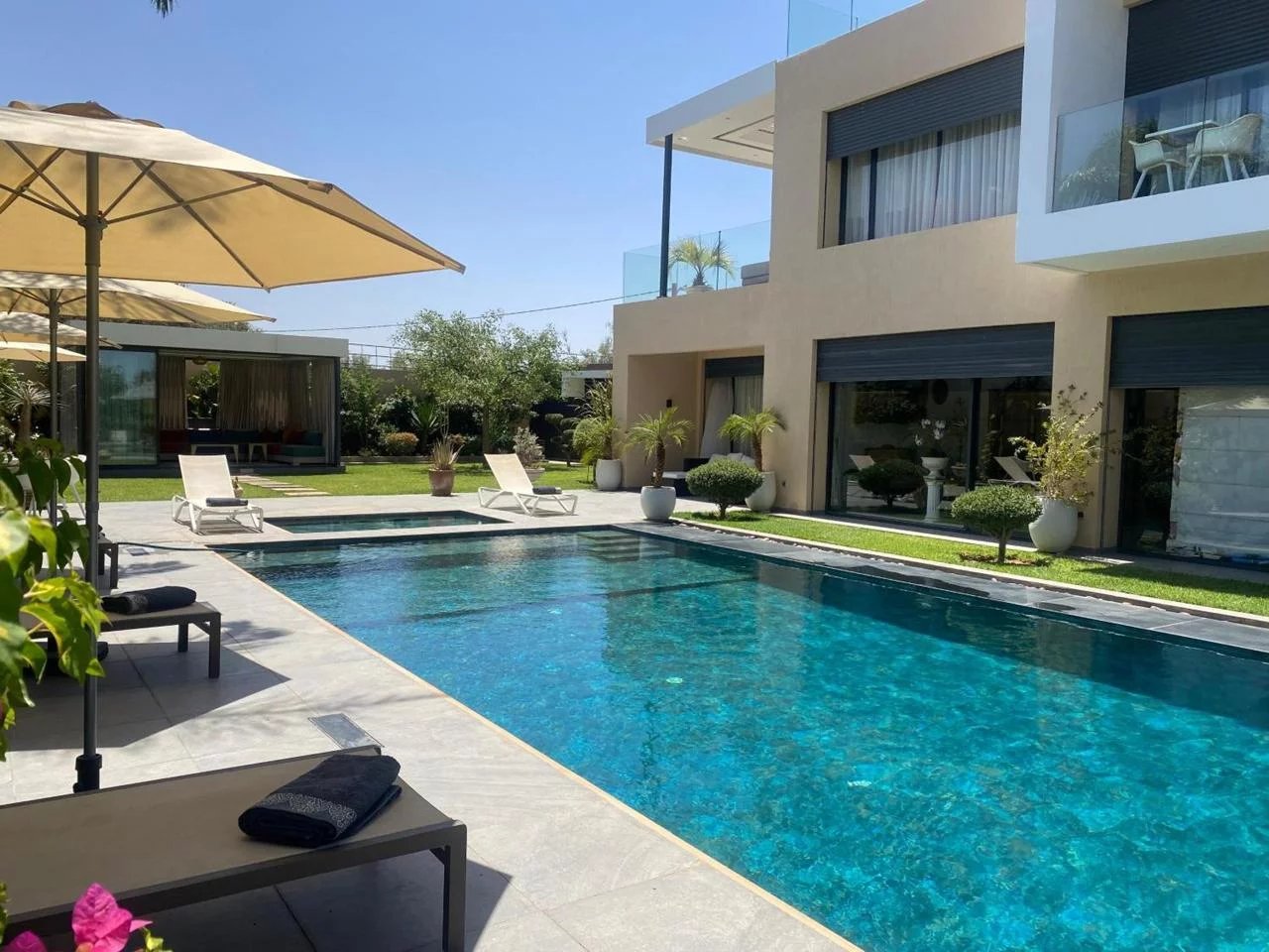 Villa élégante avec piscine à débordement et vue sur l'Atlas, à 30 minutes de Marrakech