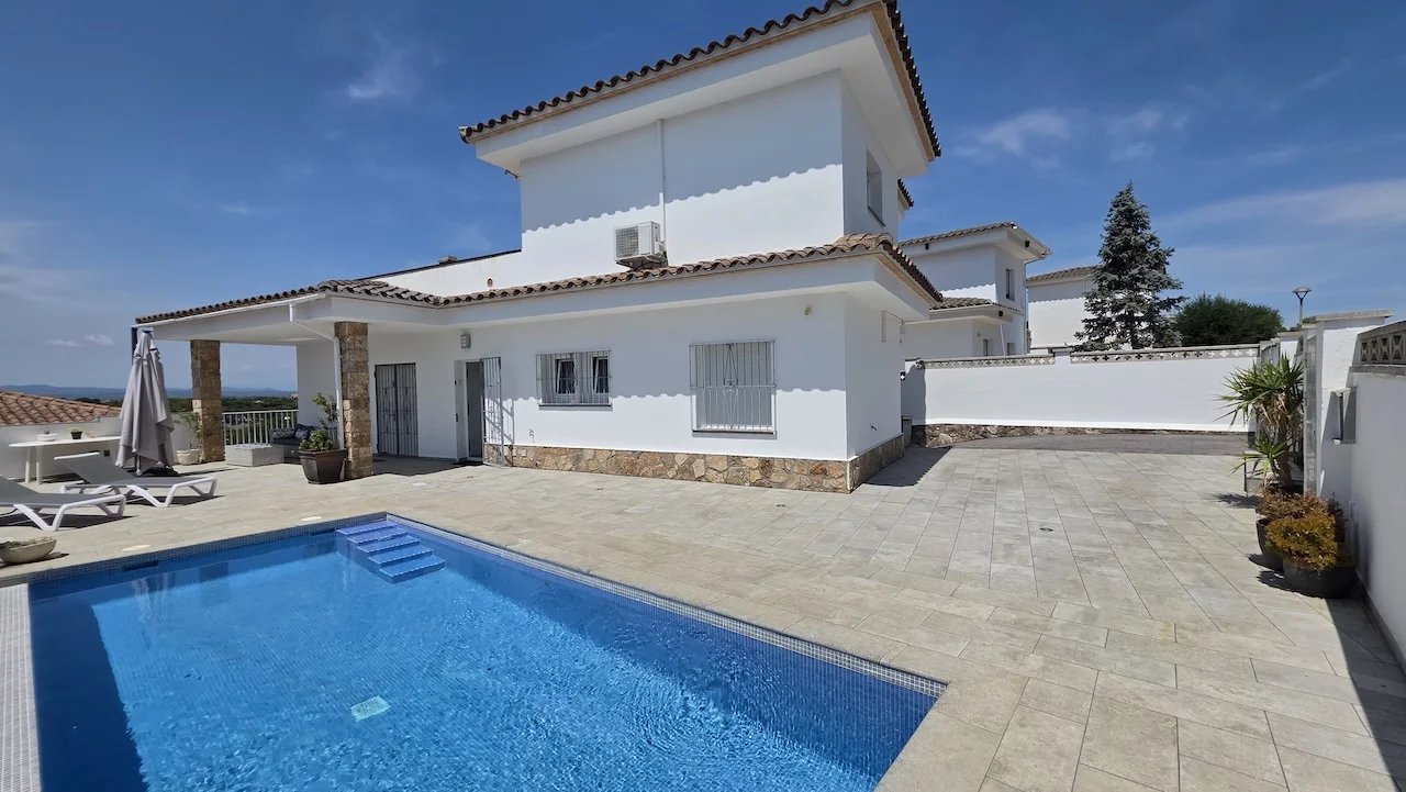 Villa avec piscine indépendante et terrasse avec suite principale à Puig Sureda, L'Escala