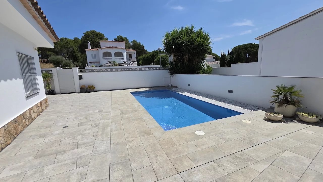 Villa avec piscine indépendante et terrasse avec suite principale à Puig Sureda, L'Escala