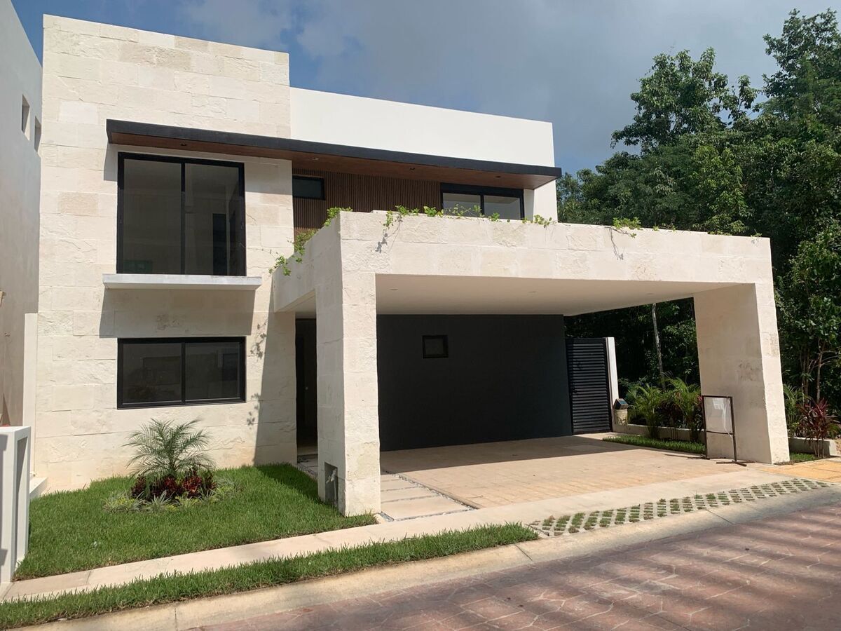 Casa a Estrenar en Venta en Residencial Via Cumbres, Cancún