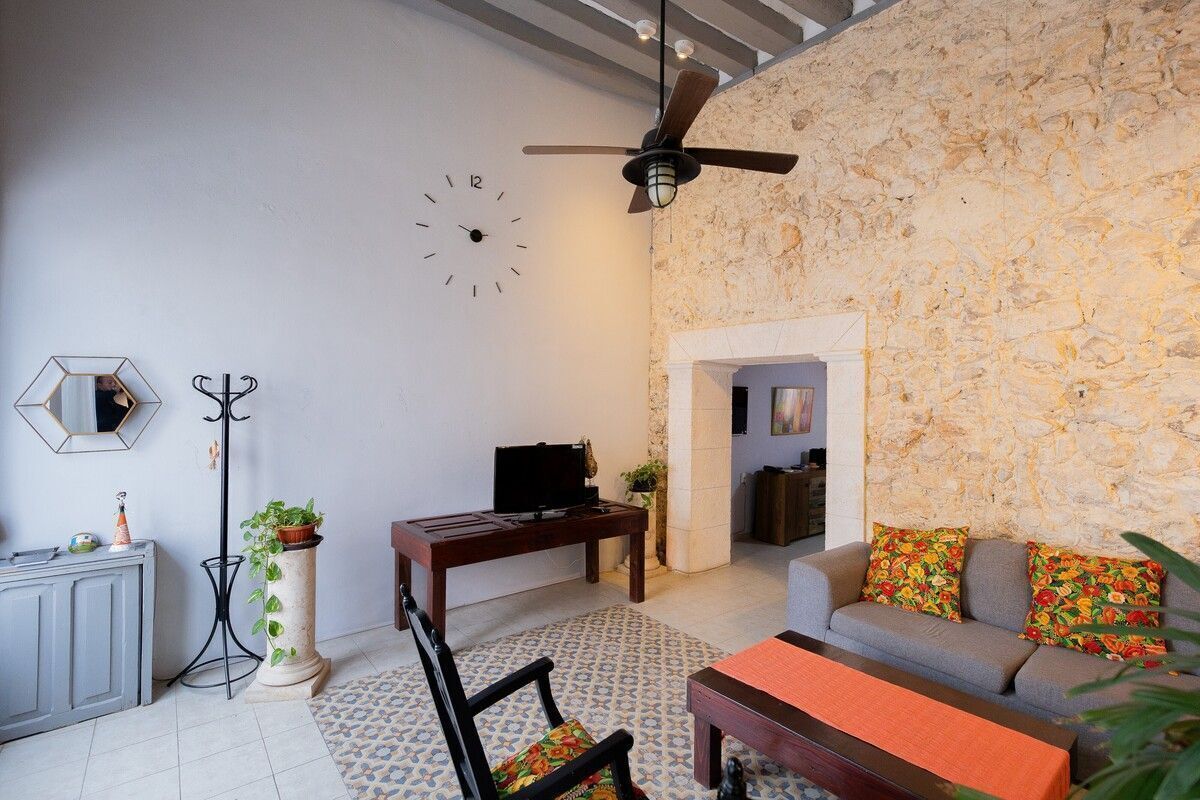 Casa amueblada y renovada en venta el Centro de Campeche - HI2501345