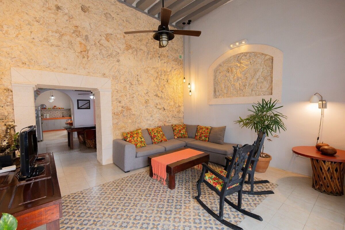 Casa amueblada y renovada en venta el Centro de Campeche - HI2501345