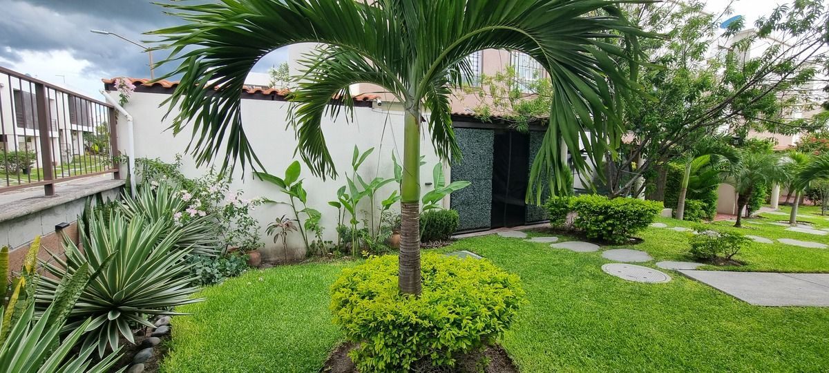 Casa en Venta con Alberca, Jacuzzi y Amenidades atrás del Club de Golf Sta Fe