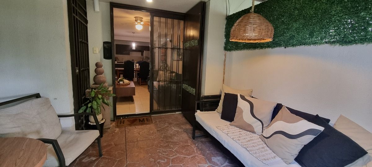 Casa en Venta con Alberca, Jacuzzi y Amenidades atrás del Club de Golf Sta Fe