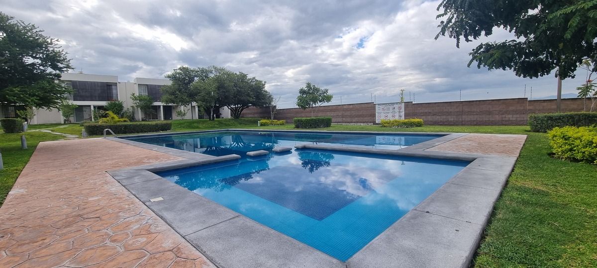 Casa en Venta con Alberca, Jacuzzi y Amenidades atrás del Club de Golf Sta Fe