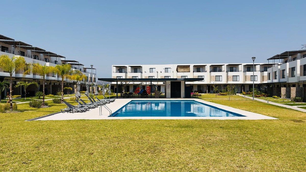 Casa en Renta Sin Amueblar con 3 Habitaciones, Alberca y Amenidades, Xochitepec