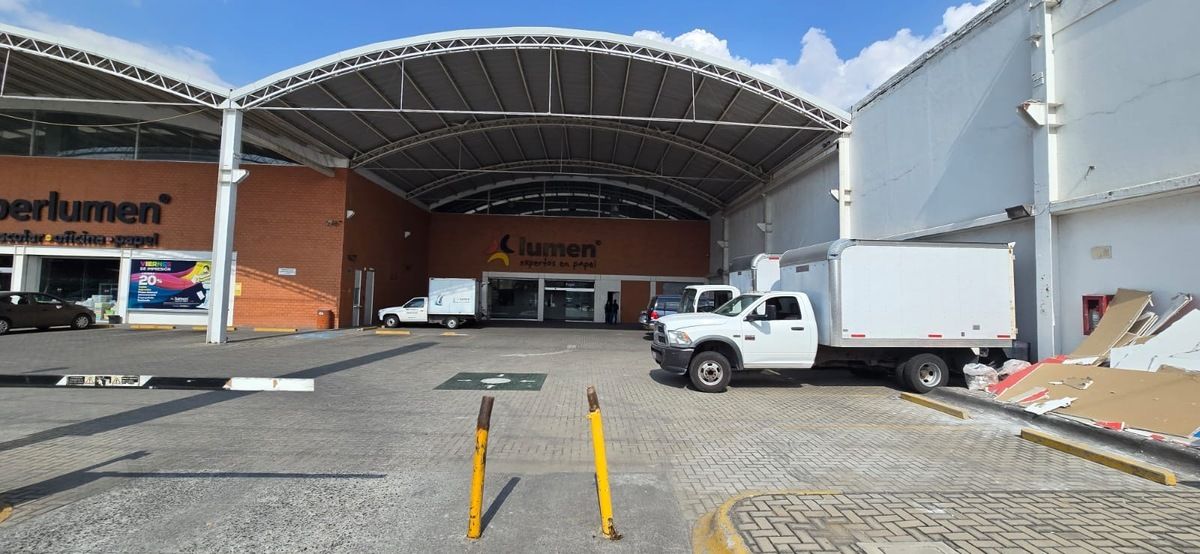 Local / espacio comercial en excelente ubicación frente al poliforum