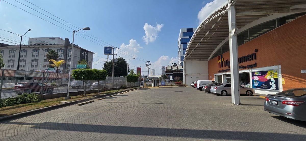 Local / espacio comercial en excelente ubicación frente al poliforum