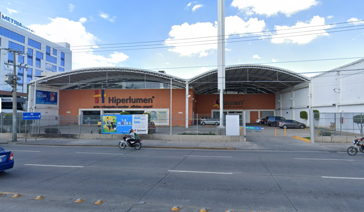 Local / espacio comercial en excelente ubicación frente al poliforum