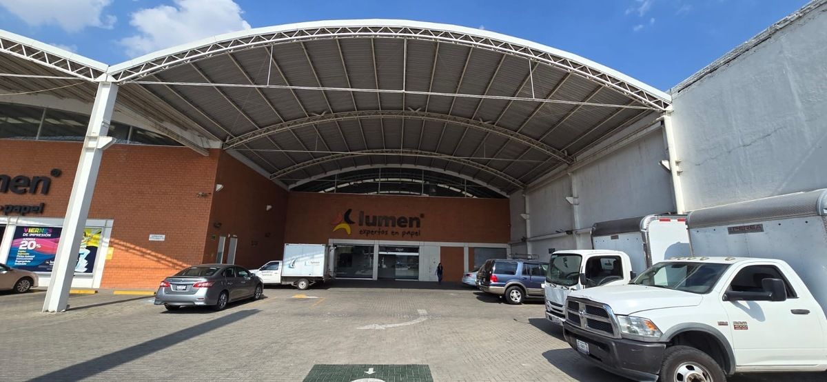 Local / espacio comercial en excelente ubicación frente al poliforum