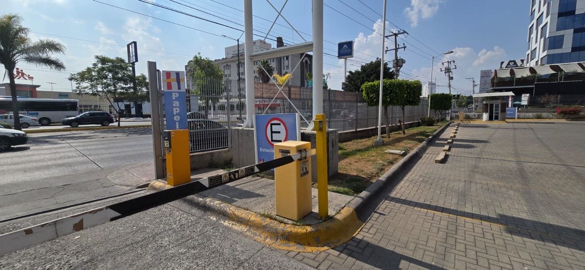 Local / espacio comercial en excelente ubicación frente al poliforum