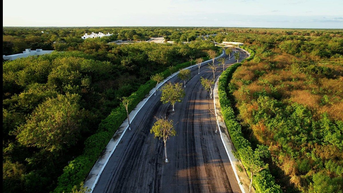 Lote en reventa en Privada de Conkal con amenidades.