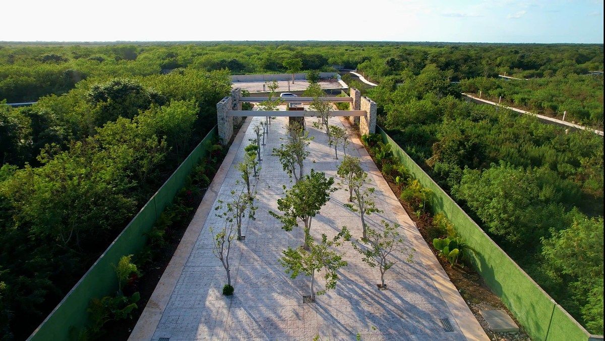 Lote en reventa en Privada de Conkal con amenidades.
