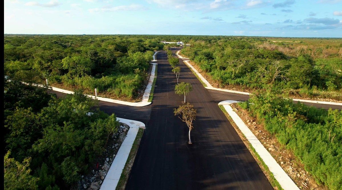 Lote en reventa en Privada de Conkal con amenidades.