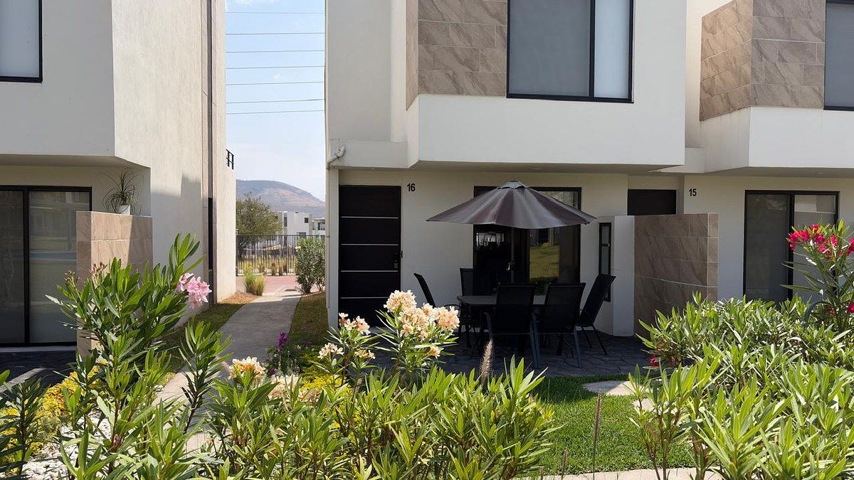 Casa Amueblada en Renta con 3 Habitaciones, Alberca y Amenidades en Xochitepec