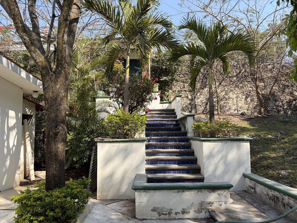 Casa un nivel, 3 habitaciones con baño, con extenso jardín, Tetecalita, Morelos.