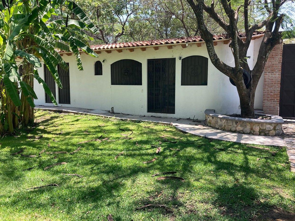 Casa un nivel, 3 habitaciones con baño, con extenso jardín, Tetecalita, Morelos.