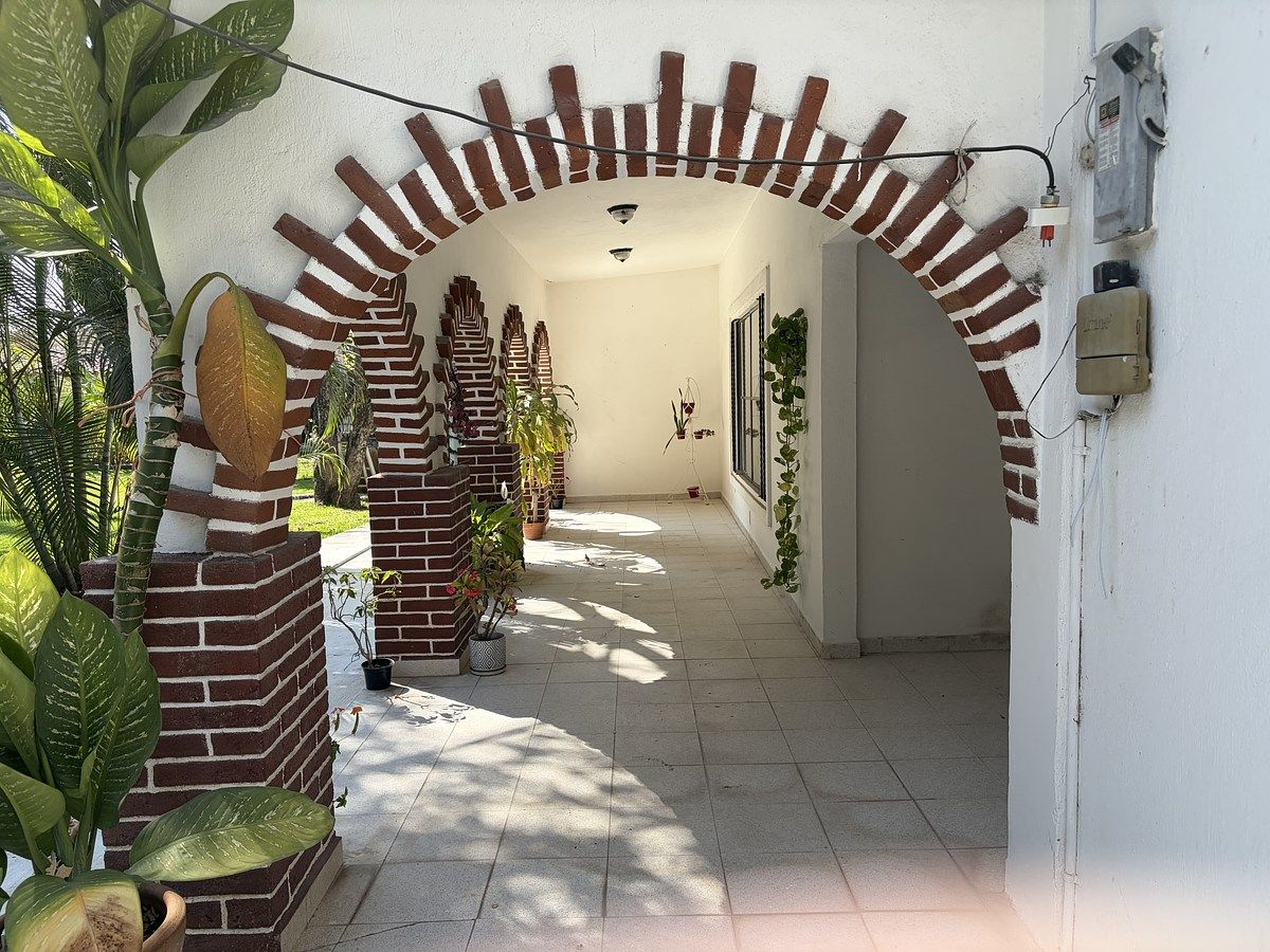 Casa un nivel, 3 habitaciones con baño, con extenso jardín, Tetecalita, Morelos.