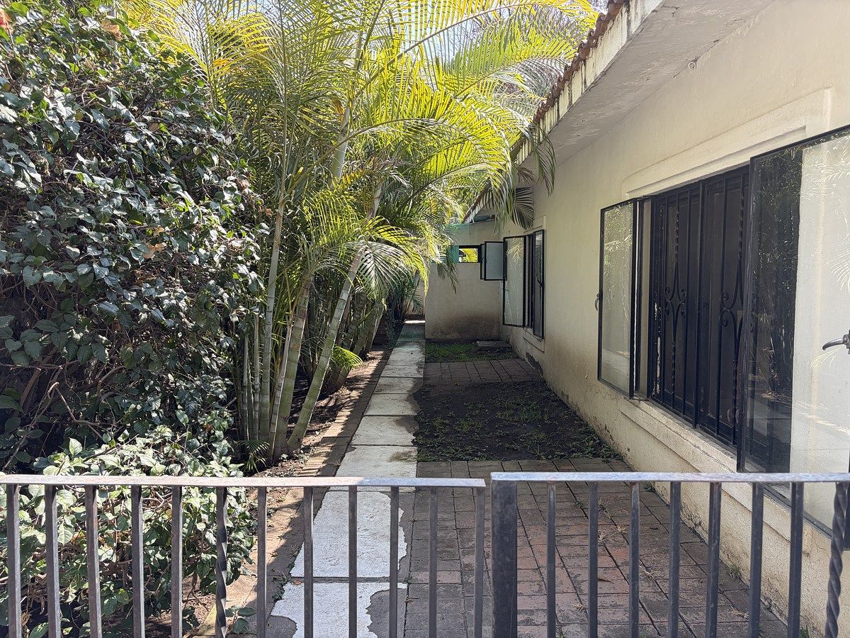 Casa un nivel, 3 habitaciones con baño, con extenso jardín, Tetecalita, Morelos.