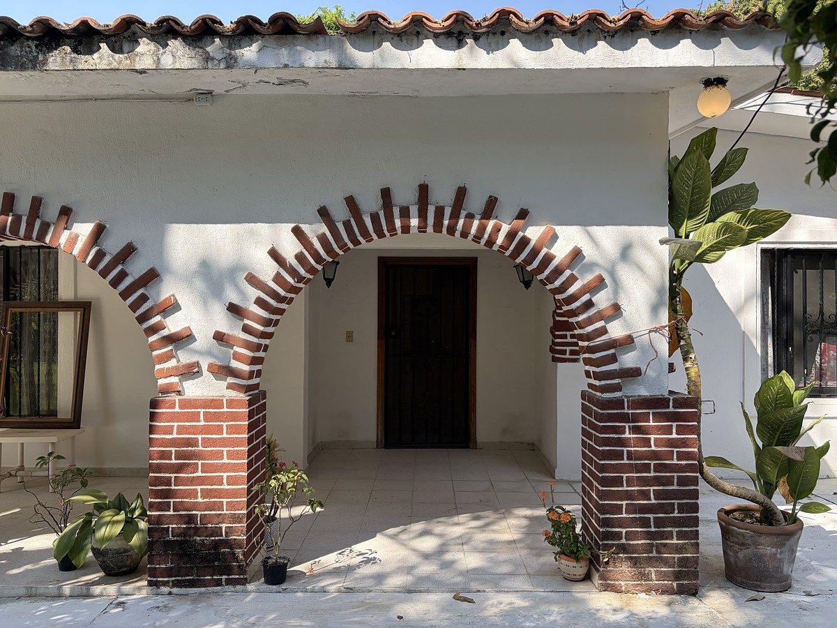 Casa un nivel, 3 habitaciones con baño, con extenso jardín, Tetecalita, Morelos.