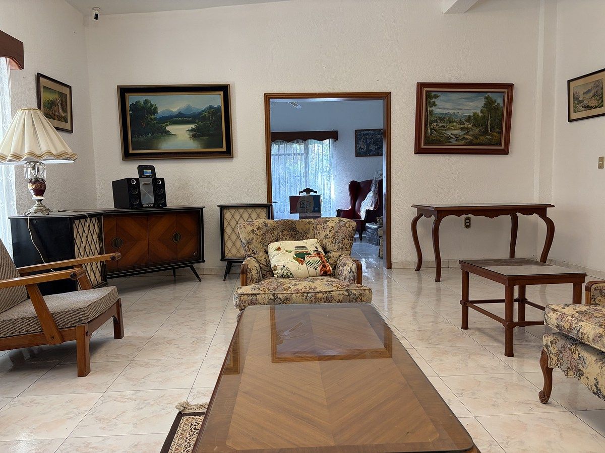 Casa un nivel, 3 habitaciones con baño, con extenso jardín, Tetecalita, Morelos.