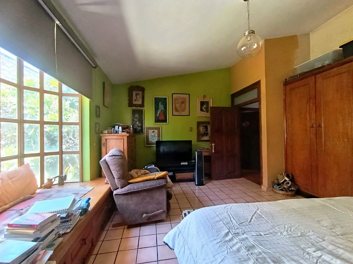Residencia con Amplios Espacios y Jardín en Lomas de Sierra Juárez