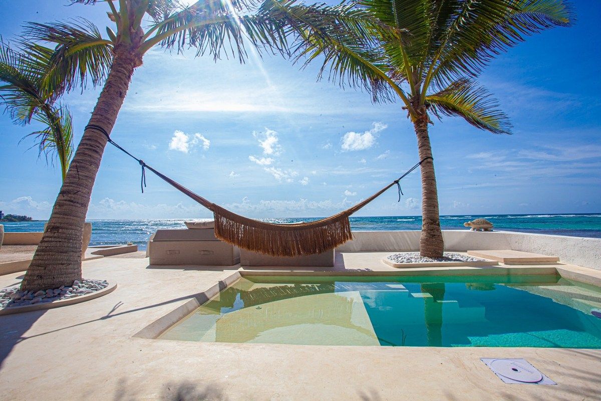 Casa La Belle Vie: lujo renovado frente a la bahía en Akumal