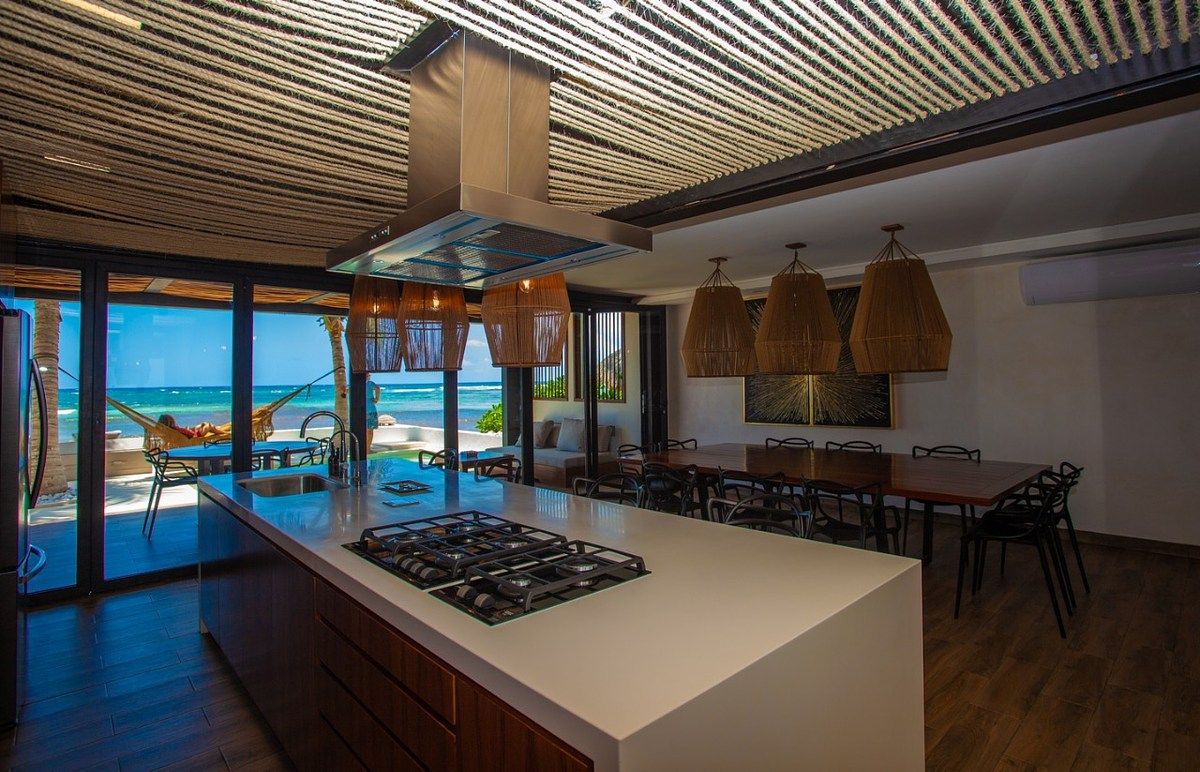 Casa La Belle Vie: lujo renovado frente a la bahía en Akumal