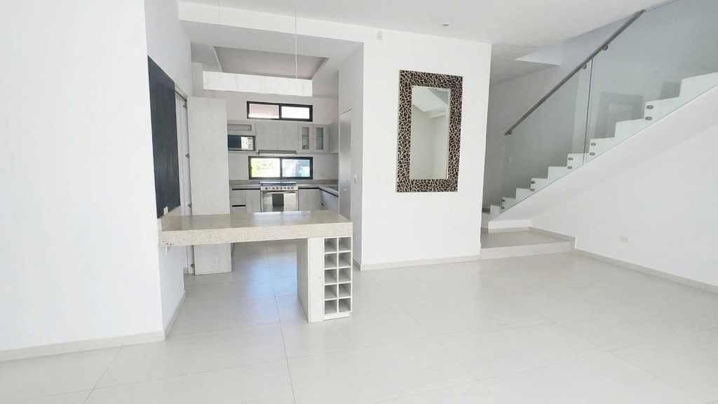Casa 3 niveles 4 Recamaras 5.5 Baños, Alberca privada + RoofTop en Cancún