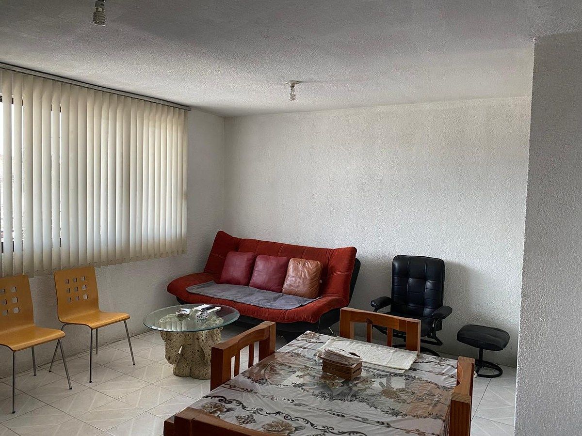 Propiedad de Uso Mixto con Casa de 3 Niveles y Bodega Techada