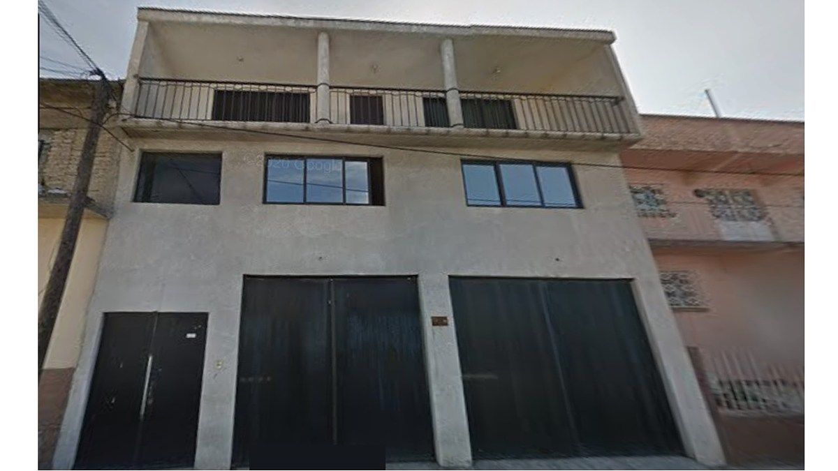 Propiedad de Uso Mixto con Casa de 3 Niveles y Bodega Techada