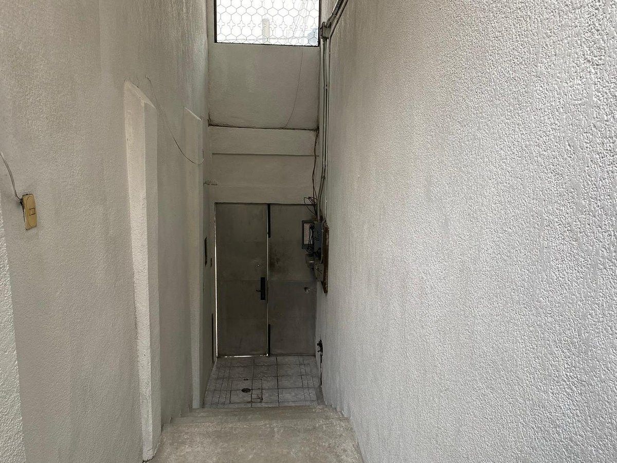 Propiedad de Uso Mixto con Casa de 3 Niveles y Bodega Techada