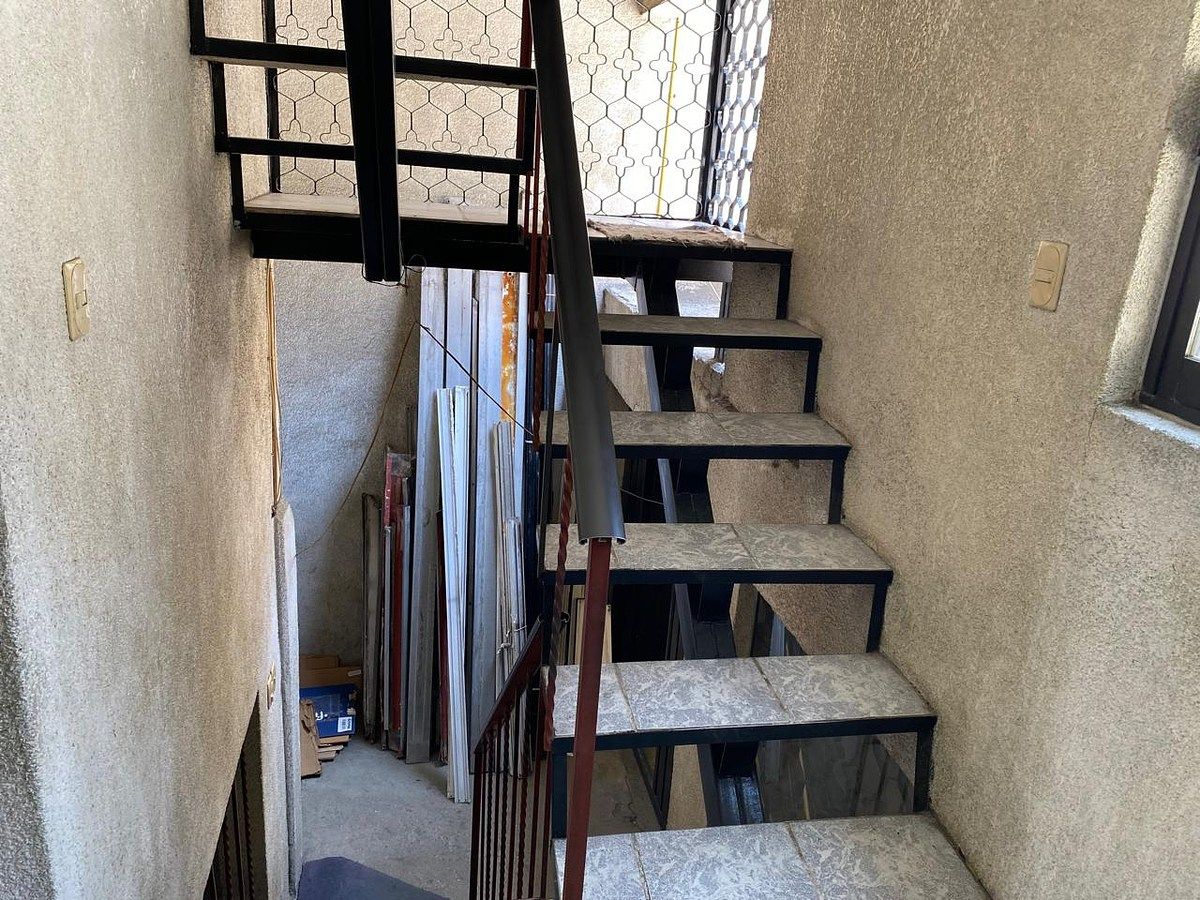 Propiedad de Uso Mixto con Casa de 3 Niveles y Bodega Techada